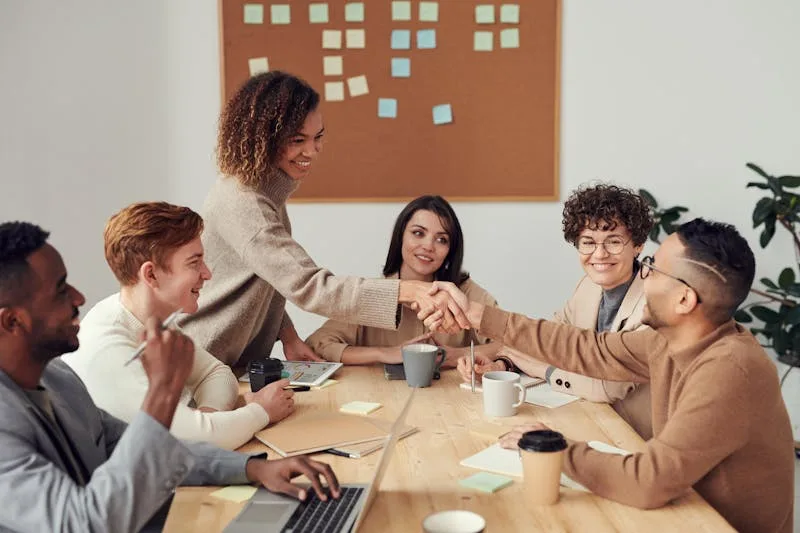 Réunion d'équipe en entreprise pour préparer l'alternance
